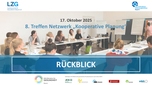Mehrere Personen sitzen an Tischen in einem hellen Seminarraum, im Hintergrund Flipcharts und ein Whiteboard, darüber Text mit Datum und Veranstaltungstitel '8. Treffen Netzwerk „Kooperative Planung“', darunter Schriftzug 'RÜCKBLICK'.