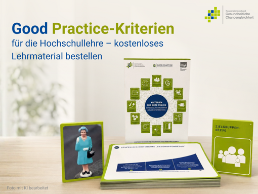 Tisch mit gedrucktem Lehrmaterial und drei aufgestellten Karten mit Symbolen und Texten zu Good Practice-Kriterien für die Hochschullehre