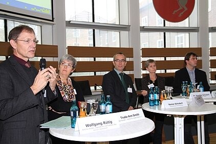 9.	Foto zeigt mehrere Diskutanten bei einer Podiumsdiskussion (v.l.n.r. Wolfgang Rütig, Truda-Ann Smith, Rainer Schubert und weitere)