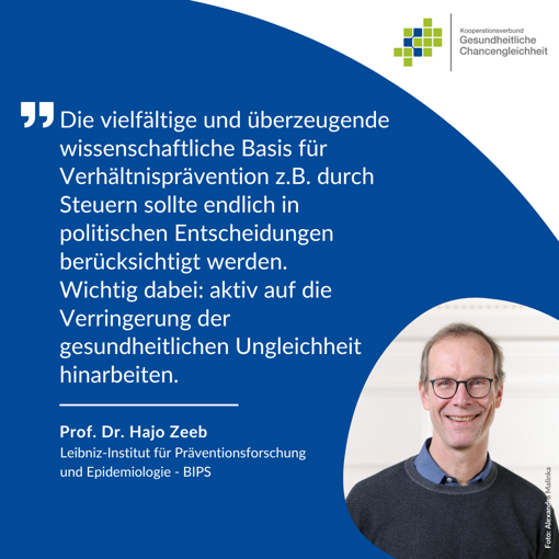 Blaues Zitatfeld mit Text von Prof. Dr. Hajo Zeeb und Logo des Kooperationsverbunds Gesundheitliche Chancengleichheit sowie Porträt eines Mannes mit blauem Pullover und Hemd. Er lächelt und trägt eine Brille.