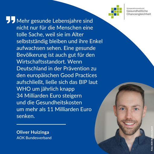 Blauer Hintergrund mit weißem Zitattext von Oliver Huizinga vom AOK Bundesverband und Logo des Kooperationsverbunds Gesundheitliche Chancengleichheit