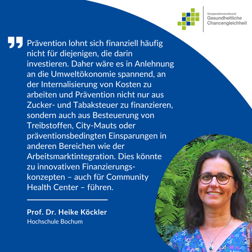 Blauer Kasten mit Zitat von Prof. Dr. Heike Köckler zur Finanzierung von Prävention und einem kleinen Porträtfoto einer Frau mit braunen Haaren und blauem Oberteil