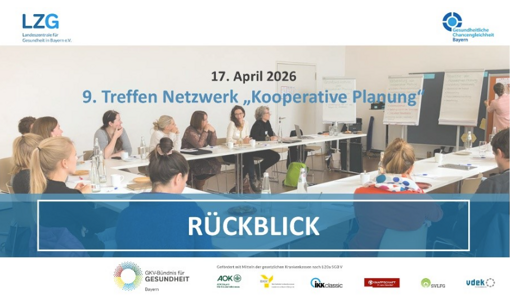 Mehrere Personen sitzen an einem U-förmigen Tisch und hören einer Präsentation mit Flipchart zu, darüber Text mit Datum '17. April 2026' und Titel '9. Treffen Netzwerk „Kooperative Planung“ RÜCKBLICK'