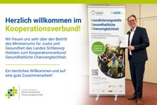 Mann in Anzug steht neben Roll-up mit Text zur Koordinierungsstelle Gesundheitliche Chancengleichheit und Begrüßungstext zum Beitritt des Ministeriums für Justiz und Gesundheit Schleswig-Holsteins zum Kooperationsverbund