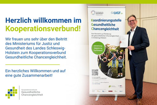Mann in Anzug steht neben Roll-up mit Text zur Koordinierungsstelle Gesundheitliche Chancengleichheit und Begrüßungstext zum Beitritt des Ministeriums für Justiz und Gesundheit Schleswig-Holsteins zum Kooperationsverbund