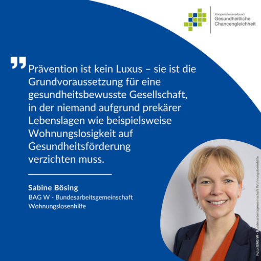 Zitat von Sabine Bösing von der Bundesarbeitsgemeinschaft Wohnungslosenhilfe auf blauem Hintergrund neben Porträtfoto einer Frau mit kurzem blonden Haar und dunklem Blazer