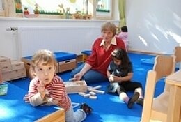 Kleinkinder im Vogelnest