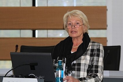 18.	Foto zeigt Die Bürgermeisterin der Stadt Münster, Karin Reismann, am Rednerpult mit Laptop