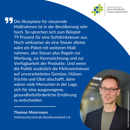 Porträt eines Mannes mit kurzem Haar und grauem T-Shirt vor unscharfem Hintergrund neben einem blauen Textfeld mit Zitat und Logo des Kooperationsverbunds Gesundheitliche Chancengleichheit