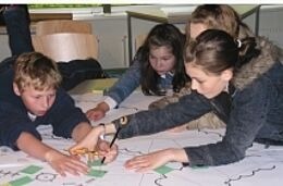 Beteiligung von Kindern bei der Spielplatzplanung im Flüsseviertel (c) Sabine Tengeler, Öffentlichkeitsarbeit für Gemeinwesenentwicklung, Hamburg