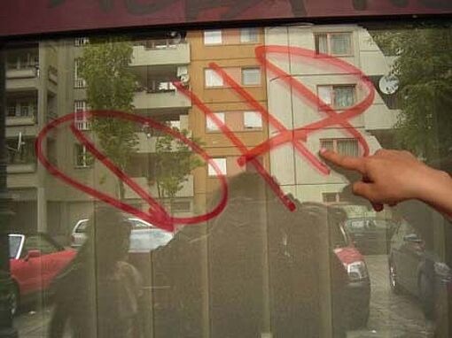 Spiegelung in Fensterscheibe, Kiezdetektive sind Graffiti auf der Spur