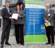 ba - koopvertrag.jpg Bundesagentur für Arbeit tritt dem Kooperationsverbund bei - Andreas Staible (BA), Prof. Elisabeth Pott (BZgA) und Prof. Walther Heipertz (BA)